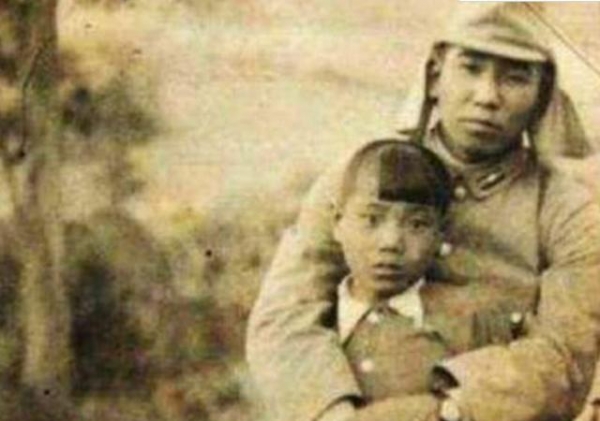 日本鬼子罕见老照片：日军搂着中国小姑娘，这眼神看了令人心酸！
