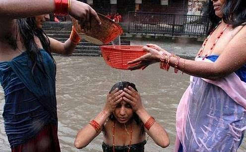 尼泊尔女人节：少女为求偶当众沐浴 妇女河边净身