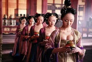 唐代女子服饰为何钟爱半露胸式裙装？