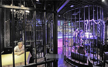 日本的“监狱餐厅”，一进门就会被“女警”捆绑，禁止未成年入内(5)