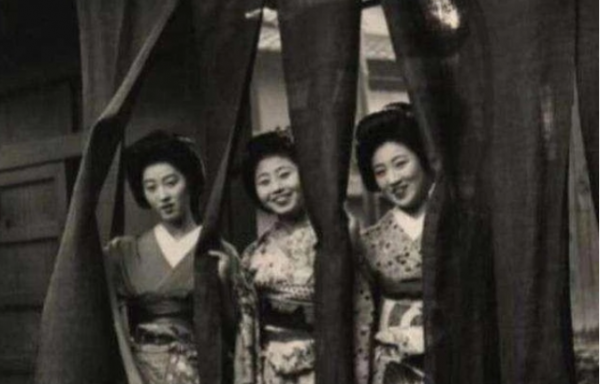 二战期间，日本女人为了“效忠”天皇，原来疯狂到了如此地步！