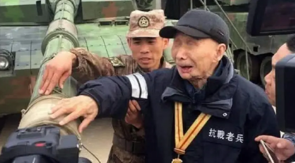 老人深藏功名71年，因一物件暴露身份，部队出动6辆坦克迎接他