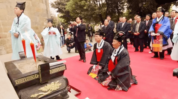 明玉珍|四川挖出一座“农民墓”，出土4件龙袍，数万韩国人前来认祖归宗