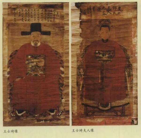 |清官裹着草席下葬，300年后坟墓挖开，村民惊呆，里面堆满了黄金，价值超5亿