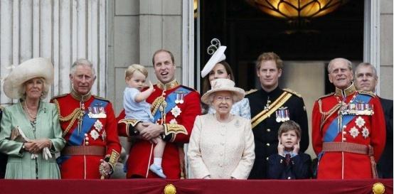 女王|英国女王跟英国首相，谁的权力更大？