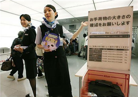 空姐|为何日本空姐，都必须穿“安全裤”工作？航空公司：是为了乘客好