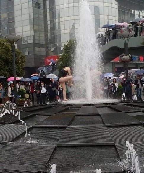 鸳鸯浴|一对男女广场喷泉当众洗澡 路人围观鸳鸯浴