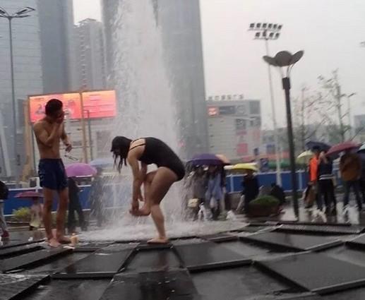 鸳鸯浴|一对男女广场喷泉当众洗澡 路人围观鸳鸯浴