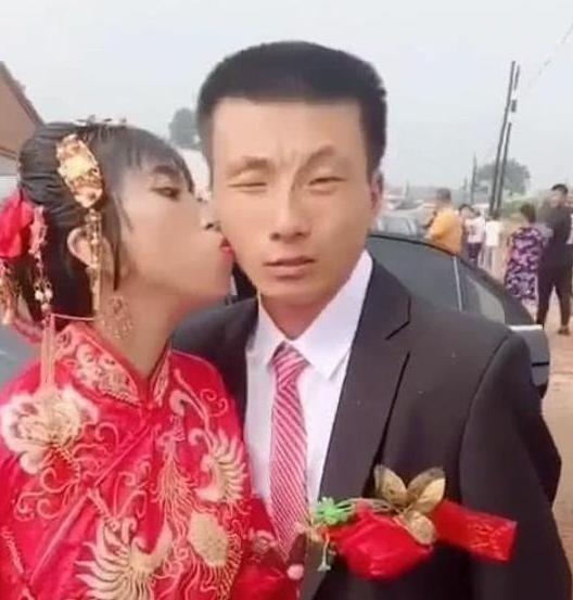 孩子|“鞋拔子”脸新娘结婚，丈夫生无可恋，网友：一个有债一个有矿