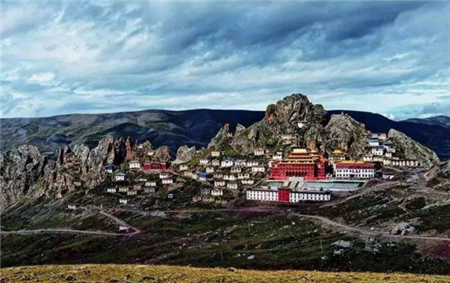 寺庙|中国最危险的4大寺庙，千年来伫立在绝壁上，有一座至今无人登临