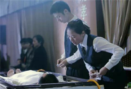 牧师|诡异！牧师葬礼现场表演“起死回生”，死者当场神奇复活