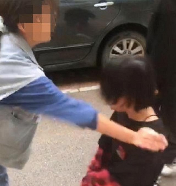 耳光|沈阳一女孩疑因感情问题，当街被扇30多耳光，多次下跪求饶!