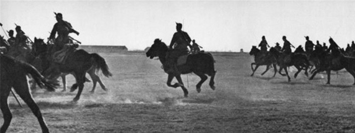 日军|1938年，在前线观测的日军富田炮兵部队