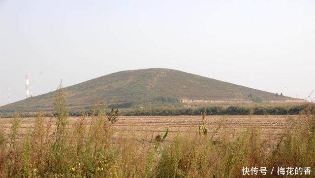 项羽|刘邦项羽墓地对比: 一座雄壮千里倚山傍水, 一座杂草丛生无人看守。