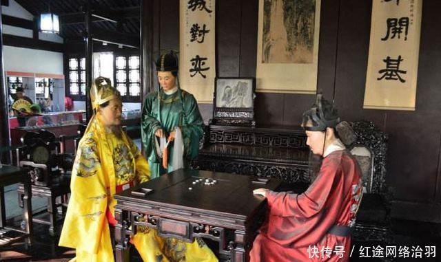 朱元璋|皇帝和大臣下棋输了，龙颜大怒，大臣说了8个字，皇帝：重赏