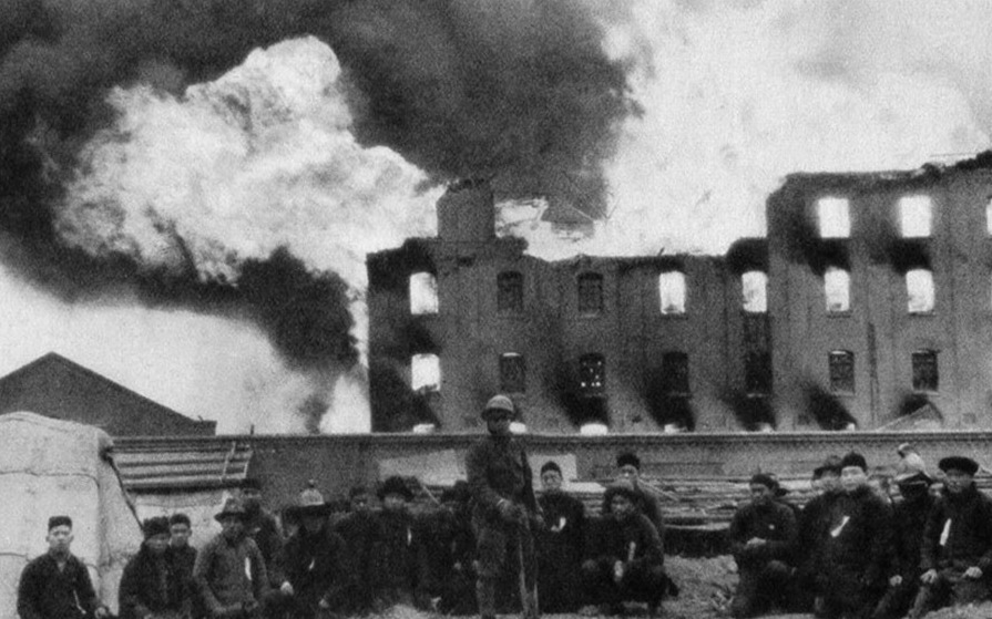 日军|1938年，在前线观测的日军富田炮兵部队