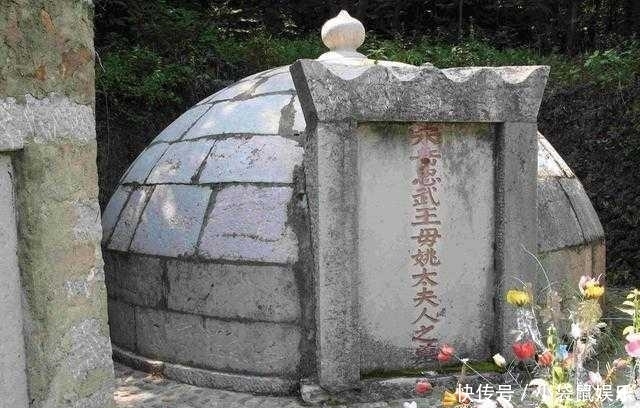 秦桧|秦桧后人说: 祖先跪了800年, 该站起来了, 岳飞后人霸气回应