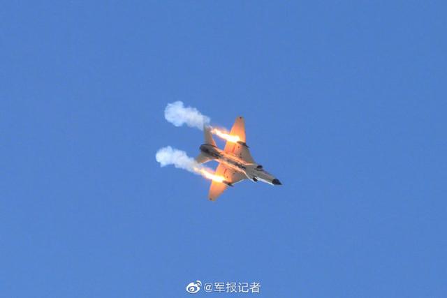 训练：海军航空大学某团组织飞行学员对地实弹攻击训练