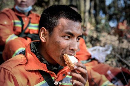 昆明@紧急出动！武警昆明支队300名官兵连夜投入扑火工作