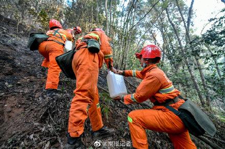 昆明@紧急出动！武警昆明支队300名官兵连夜投入扑火工作