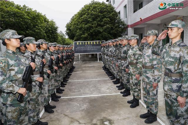 女兵■记录这一刻！授枪仪式开启女兵军旅生涯新篇章