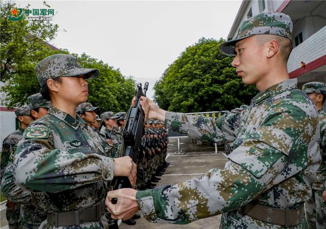 女兵■记录这一刻！授枪仪式开启女兵军旅生涯新篇章