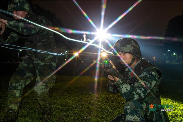 【官兵】武警官兵夜间反恐演练，场面堪比大片！