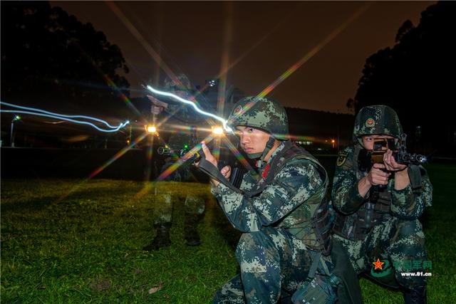 【官兵】武警官兵夜间反恐演练，场面堪比大片！