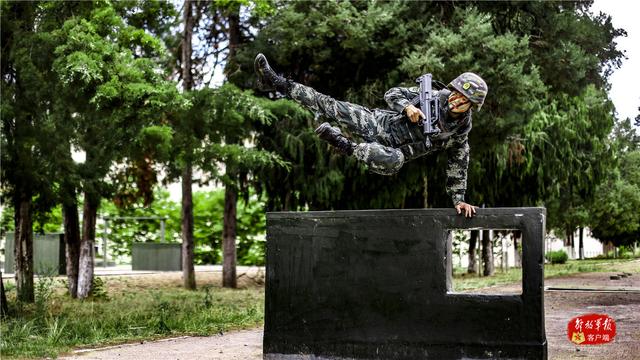 「队员」练兵忙！武警特战队员开展强化训练