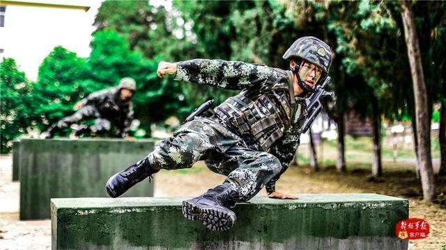 「队员」练兵忙！武警特战队员开展强化训练