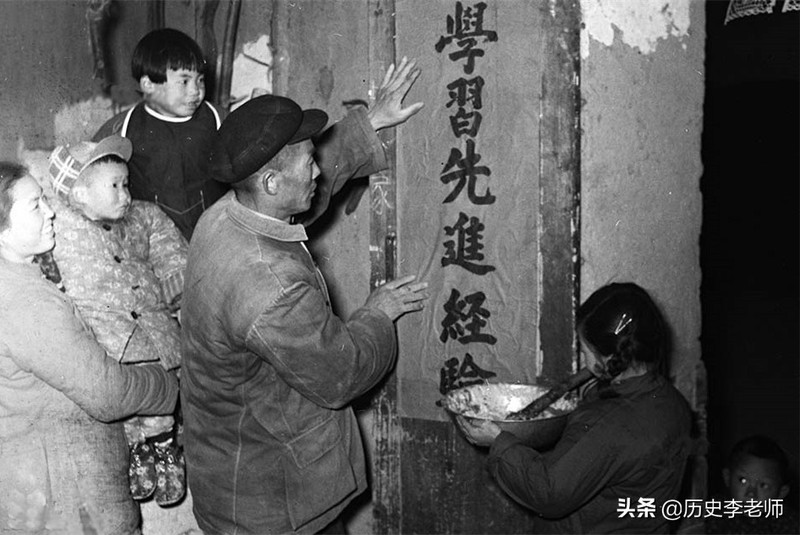 「过年」50年代春节老照片：当时物质匮乏但年味十足，这才是真正的过年