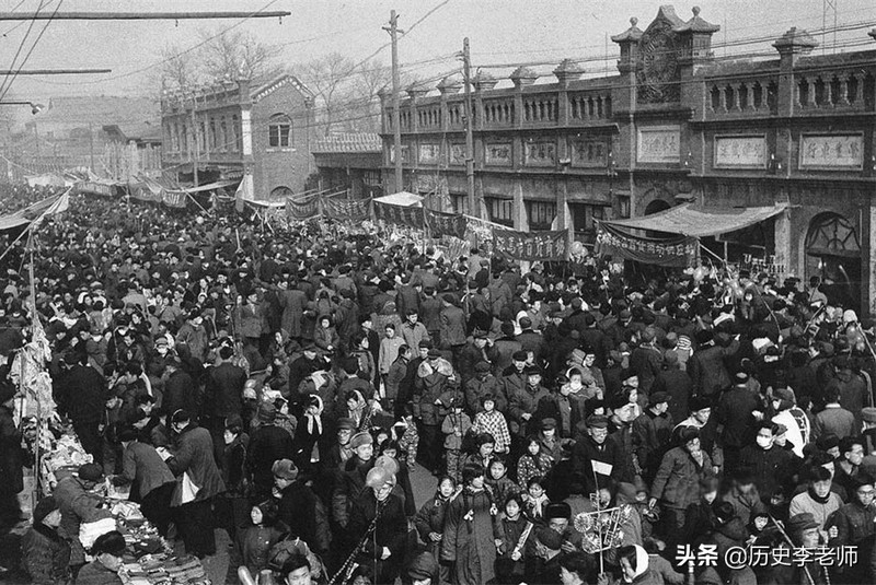 「过年」50年代春节老照片：当时物质匮乏但年味十足，这才是真正的过年