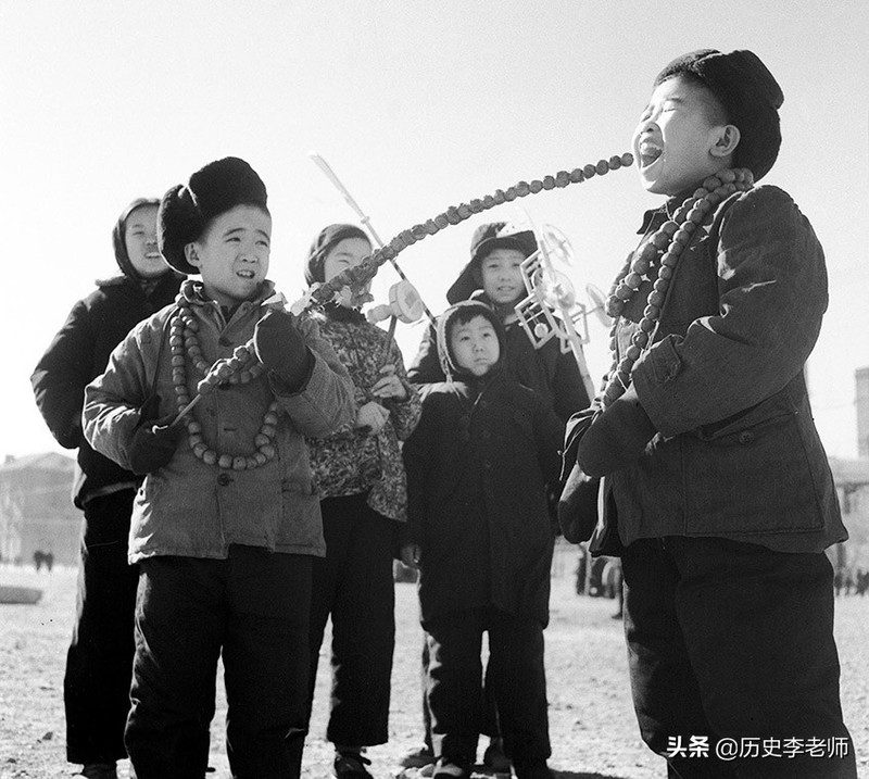 「过年」50年代春节老照片：当时物质匮乏但年味十足，这才是真正的过年