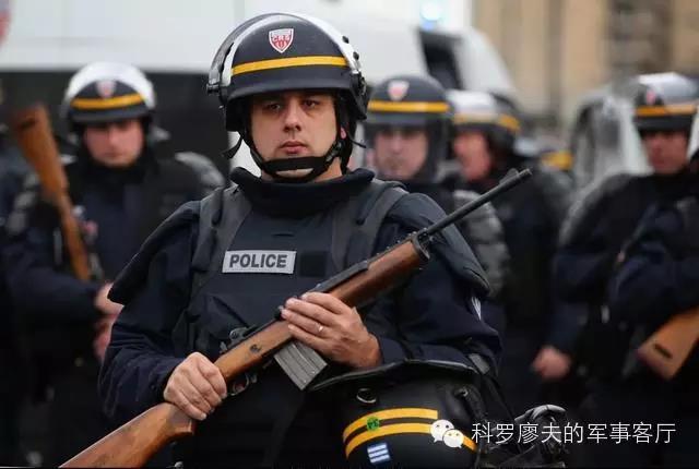 【步枪】法国警察手持老式步枪保卫巴黎？其实这是中国最缺的警用枪