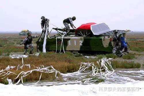 #战车#中国为何不学俄军搞伞兵战车载人空降，因为每百人就要摔死五个