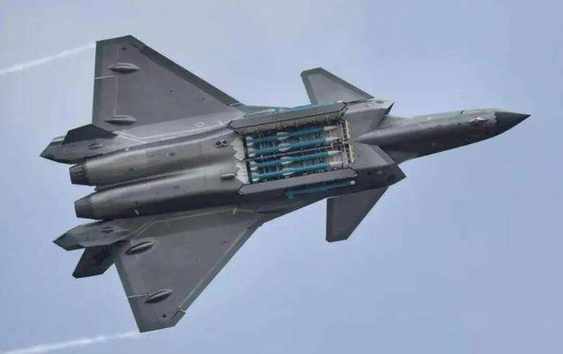 管线■歼-20弹舱干净整洁，精致典雅！F-35弹舱混乱邋遢，大量管线裸露