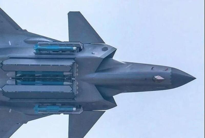 管线■歼-20弹舱干净整洁，精致典雅！F-35弹舱混乱邋遢，大量管线裸露