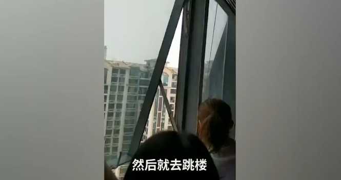 老人@广东七旬老人自认患绝症跳楼身亡：曾割腕被发现送医 刚出院便又跳楼