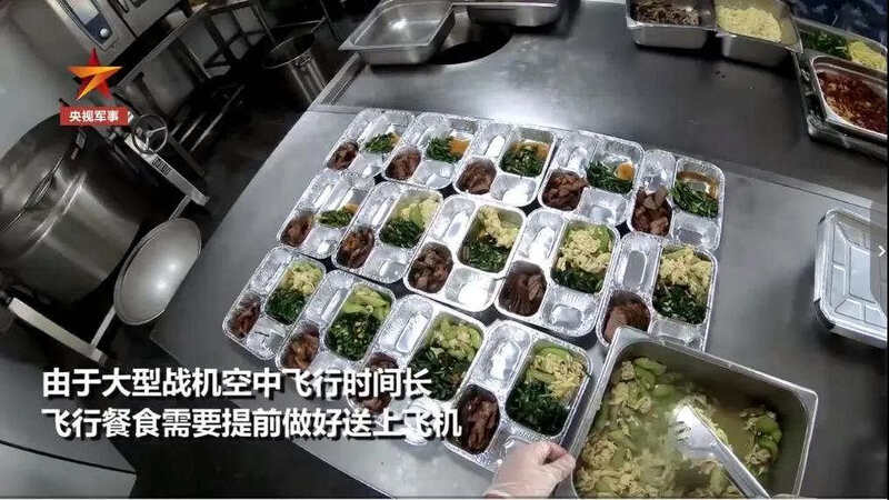 「空警」空警-500预警机的休息舱：美味的飞行大餐 还有上下铺可以睡觉