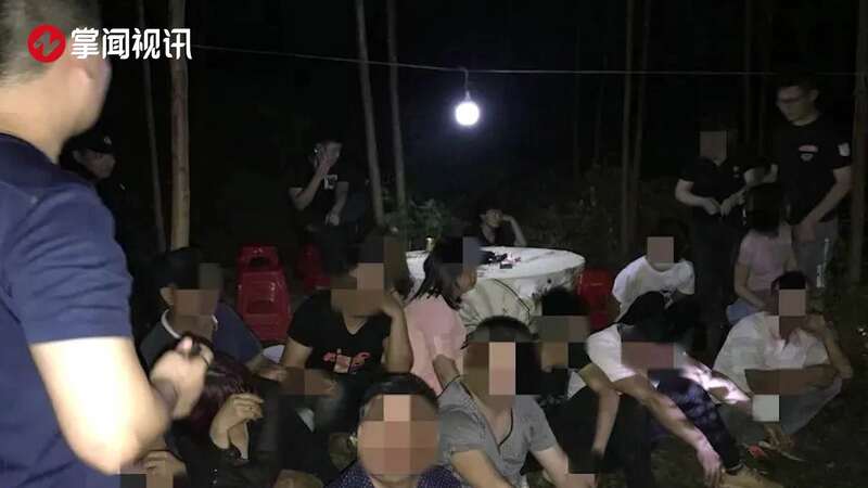 25名男女半夜在树林干这事 民警突袭现场画面曝光 真相让人惊愕