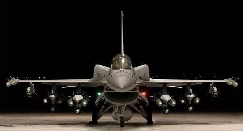 王牌轻型战斗机的较量：中国歼10C与美国F-16V孰强孰弱