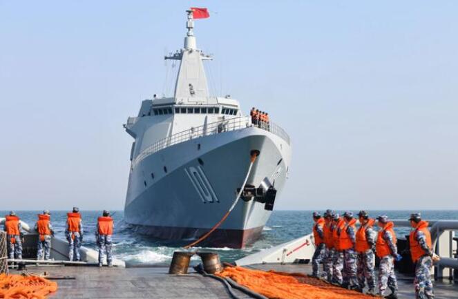主机试车冒出第一缕黑烟，预示中国新型两栖攻击舰即将试航