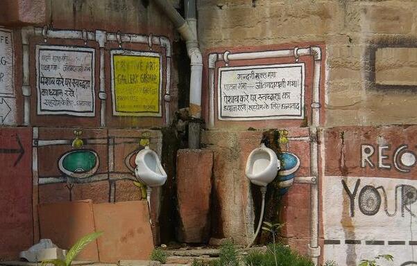 印度女性如何上厕所，一天竟然只能上两次，原因实在难为情