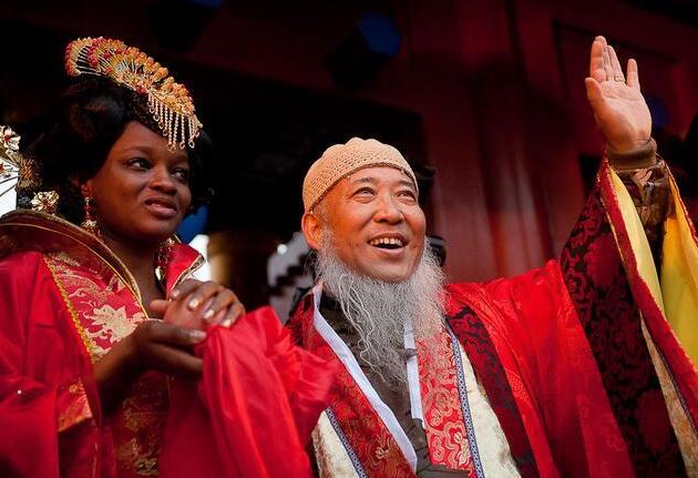 中国62岁大爷娶20岁非洲美女，女儿长大后的样子让人太尴尬