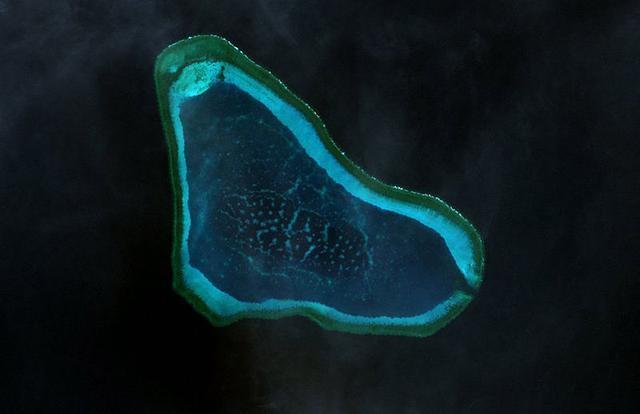 特朗普意图轰炸黄岩岛，核动力航母密集出动，轰6警告失效