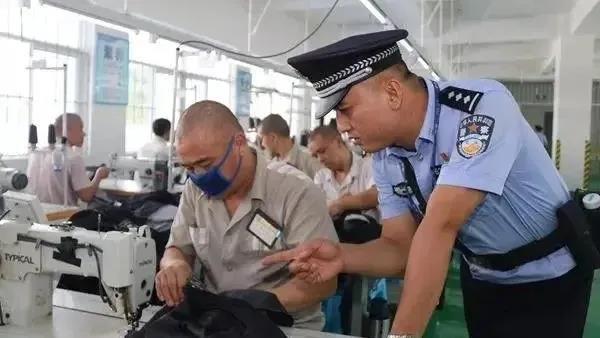 保险柜|暴打狱霸 挖地道越狱！逃亡中还劫警察杀警花 落网后竟还跟警察谈条件