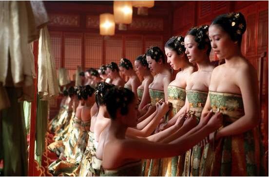 中国古代也有“女太监”，她们如何净身？远比男太监更残忍！