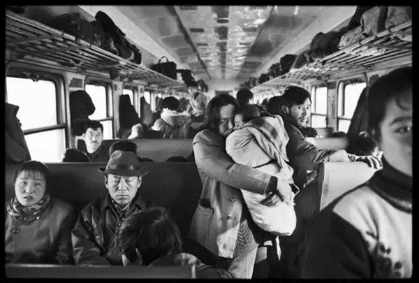 火车上的中国人：回家的路途曲折，却又心生向往