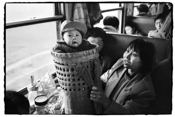 火车上的中国人：回家的路途曲折，却又心生向往