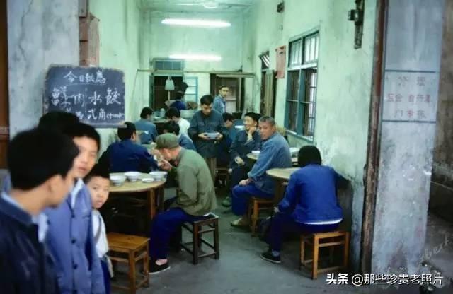 护城河|70年代北京老照片：那时候人们生活很简单，一碗水饺才两毛钱